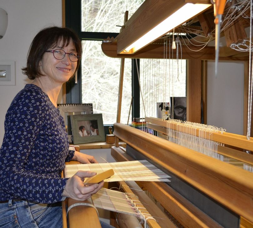 Mit dem Webstuhl fertigt sie unter anderem Stoffe für Taschen, Kleidung oder auch Möbelbezüge. »Es wäre schade«, sagt sie, »wenn dieses kreative Handwerk einfach so ausstirbt«.mn-Fotos