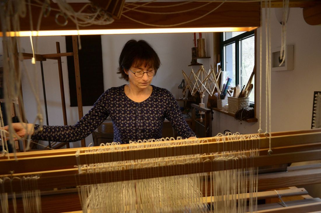 Ihre Stoffe webt Ellen Hilgers an ihrem Webstuhl selbst. Ihn hat sie gemeinsam mit ihrem Mann in Schweden aus einem Nachlass erworben, auseinander gebaut und in die Eifel transportiert. Dort steht er nun in ihrem schmucken Atelier unter dem Dach.