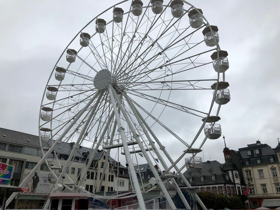 Auf dem Mayener Marktplatz ist zurzeit ein Riesenrad der Blickfang.