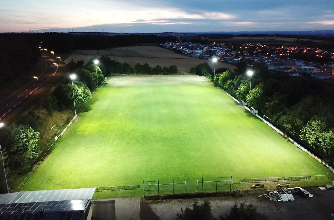 Das neue LED-Flutlicht in Kastellaun.