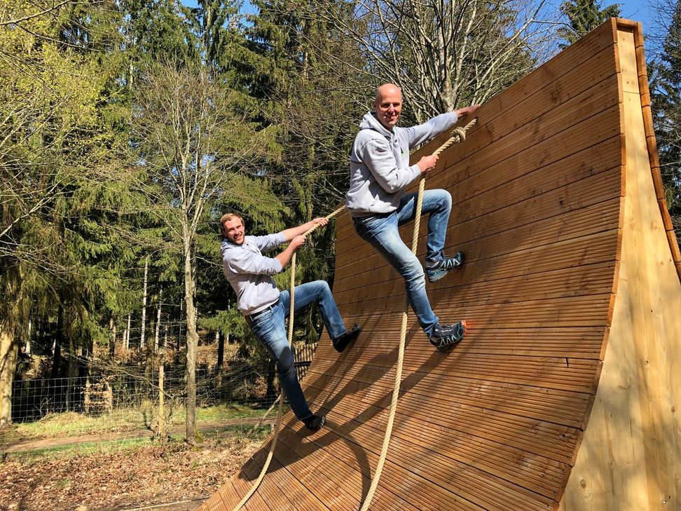 Nicolas Zimmermann (v.li.) und Stefan Nagelschmidt erfüllten sich im Wald von Nettersheim einen Traum: Sie erbauten dort den ersten stationären Hindernisparcours in der Region. mn-Fotos