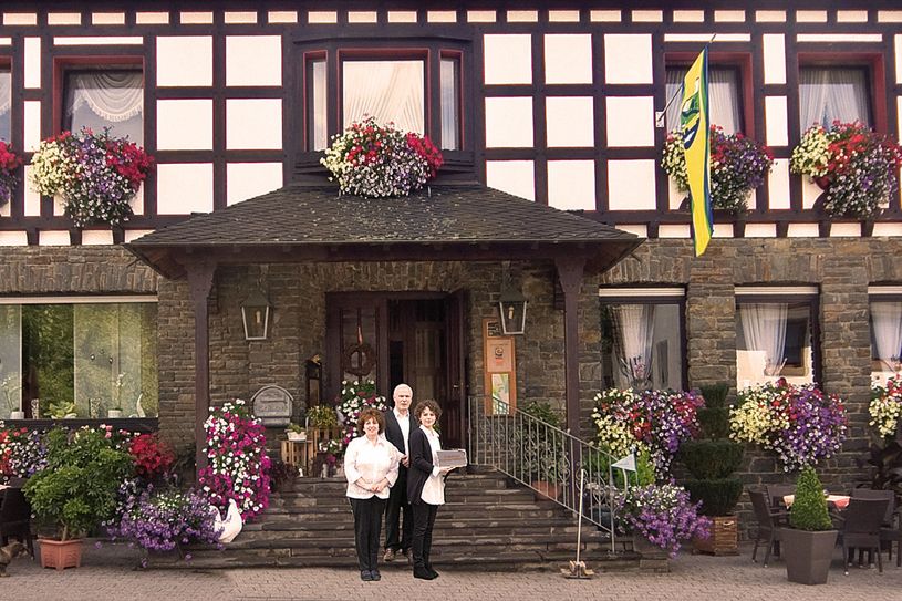 Auch wenn es ein Selbstversorgerhaus ist, begrüßt Inhaberin Sarah Irlenbusch die Besucher im Gruppenhaus »Im kleinen Wäldchen« in Einruhr persönlich und ist als Ansprechpartnerin erreichbar. Foto: Tameer Gunnar Eden/epa
