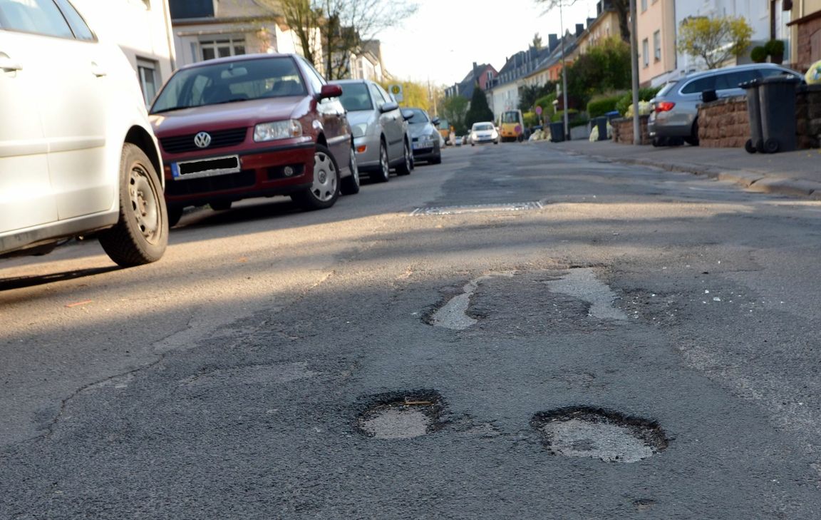 ... als auch in der Straßenmitte. Hier muss dringend nachgebessert werden. Fotos: Finkenberg