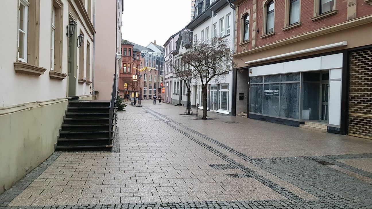 Kaum jemand verirrte sich heute Morgen in die Idarer Fußgängerzone. Foto/Video: Klaus Desinger