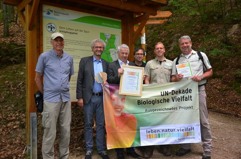 Prof. Dr. Karl-Heinz Erdmann (Bundesamt für Naturschutz, 3.vl.) hat Dr. Manfred Körber (Bistum, 2.v.l.) und Michael Lammertz (Nationalparkverwaltung, r.) die Urkunde für den Schöpfungspfad übergeben, der jetzt »Ausgezeichnetes Projekt der UN-Dekade Biologische Vielfalt« ist.Foto: T. Förster