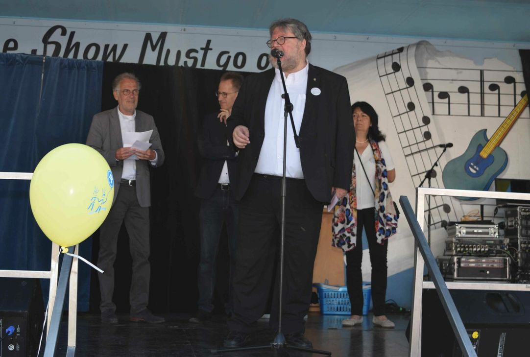 Gemeinsam mit seiner Stellvertreterin Petra Kückelhaus, Bürgermeister Dr. Uwe Friedl und dem Bundestagsabgeordneten Detlef Seif eröffnete der Kinderschutzbund-Vorsitzende Bernd Kolvenbach die Feier. Foto: Scholl
