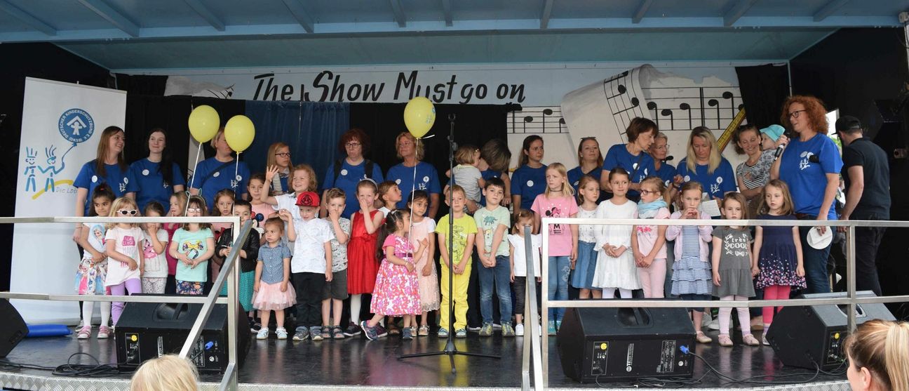 Die Kinder der Kinderschutzbund-Kitas sangen ein Lied über Kinderrechte. Foto: Scholl