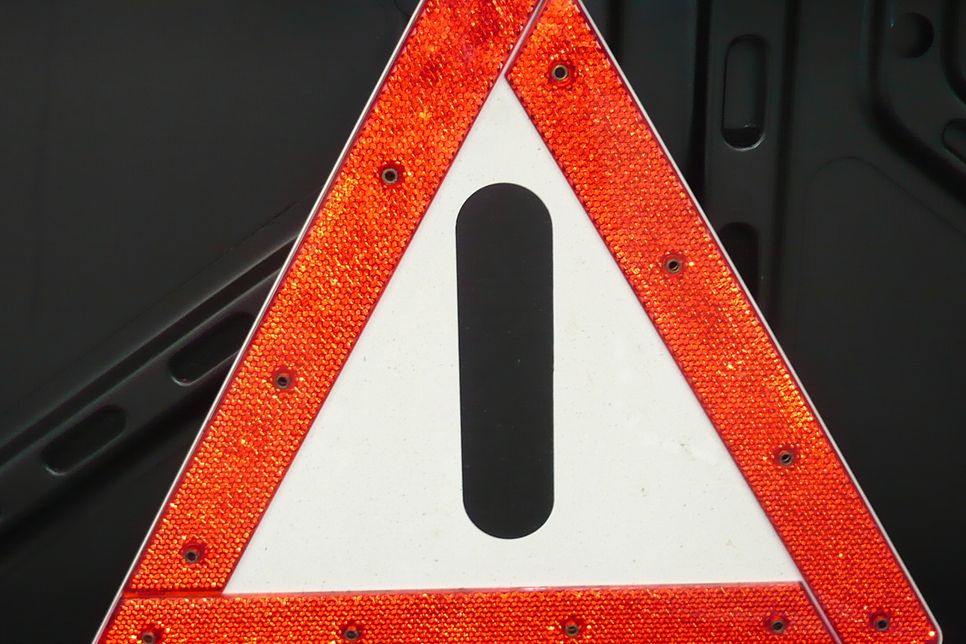 Verkehrsteilnehmer sollen ihr Warndreieck auf das Autodach stellen, wenn sie Hilfe benötigen. Symbolfoto: siepmannH/pixelio.de