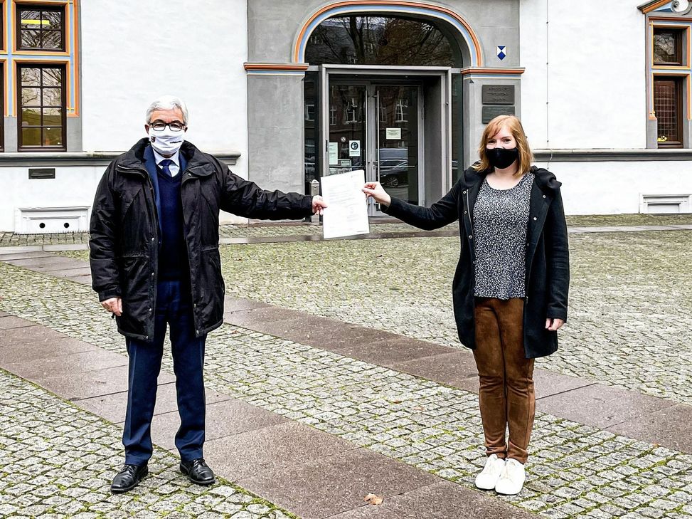 Minister Roger Lewentz überreicht den Förderbescheid an Stadtbürgermeisterin Lena Weber.