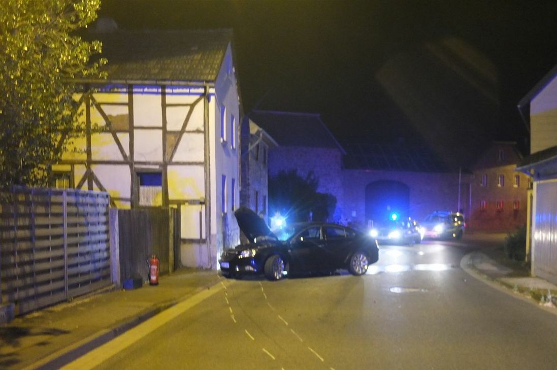 An der Hauswand endete die Fahrt eines 31-Jährigen Mannes, der sich alkoholisiert ans Steuer gesetzt hatte. Foto: Polizei
