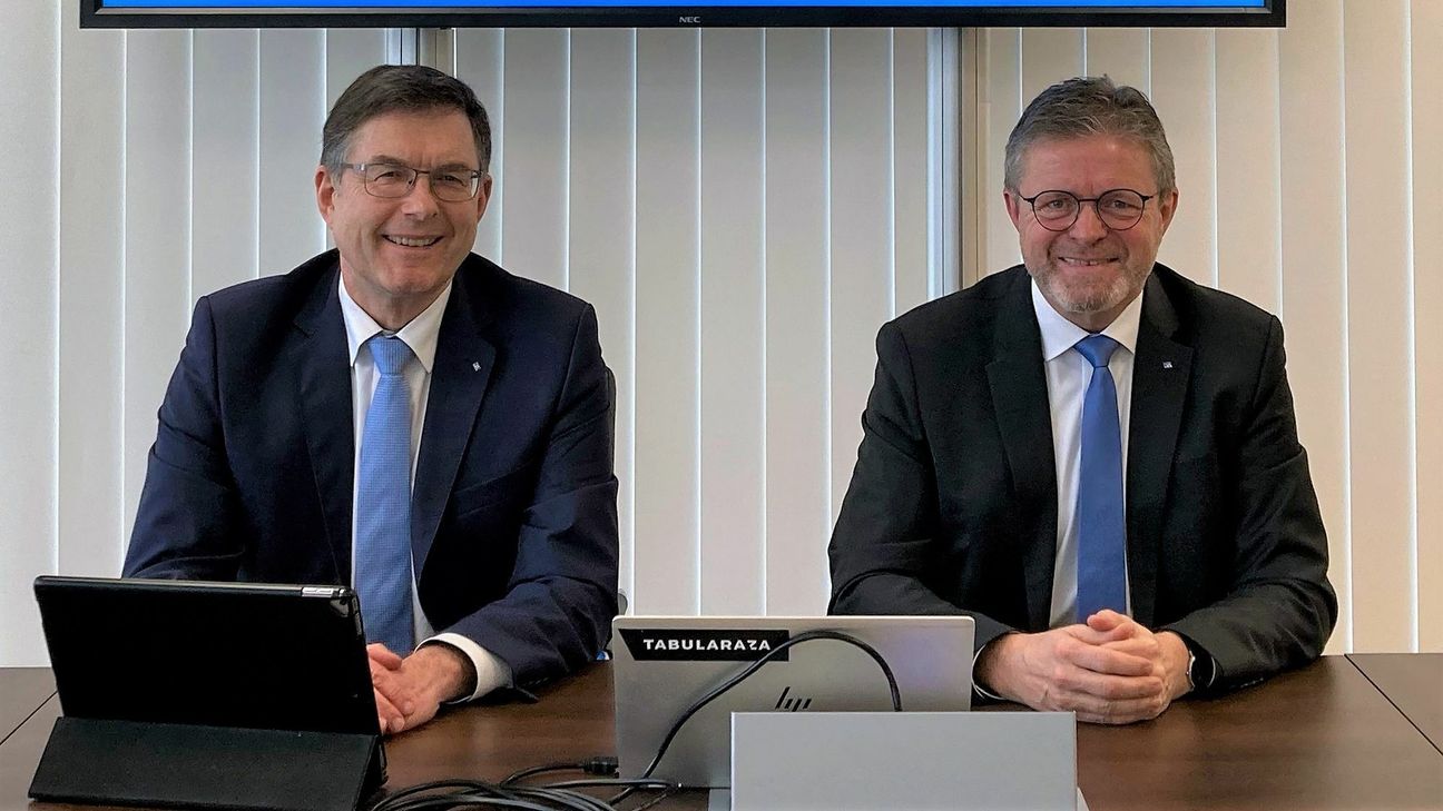 Die Vorstände der Volksbank Trier Norbert Friedrich (l.) und Alfons Jochem blicken optimistisch in die Zukunft. Foto: Volksbank Trier
