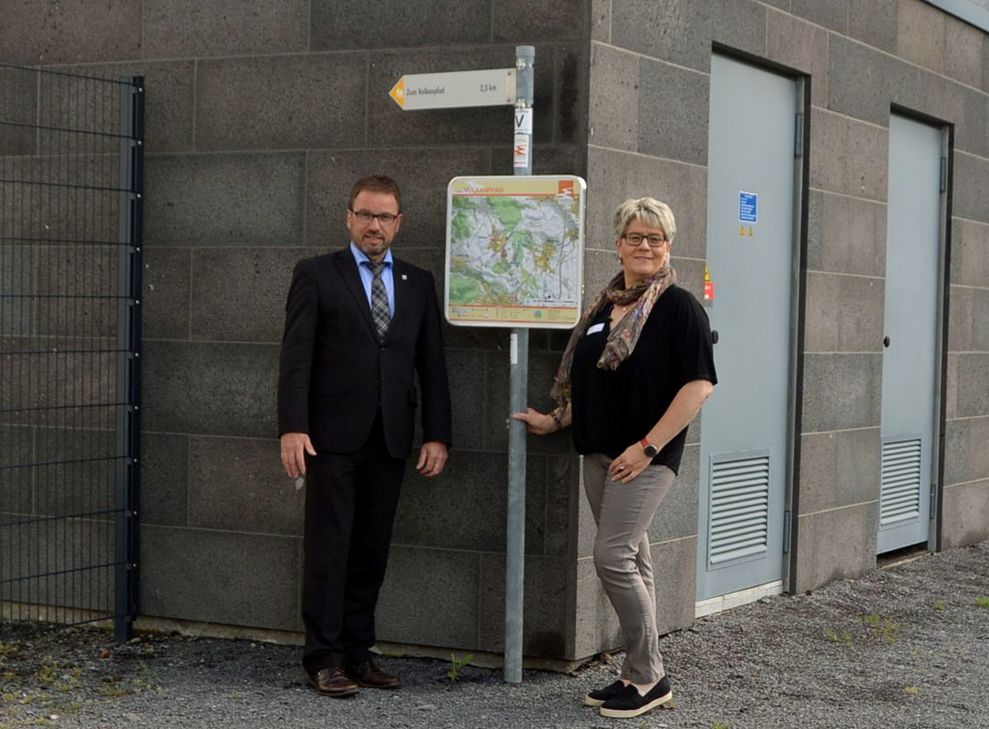 Freuen sich über die neue Zuwegung: Oberbürgermeister Wolfgang Treis und Terra Vulcania-Mitarbeiterin Sabine Leonard.