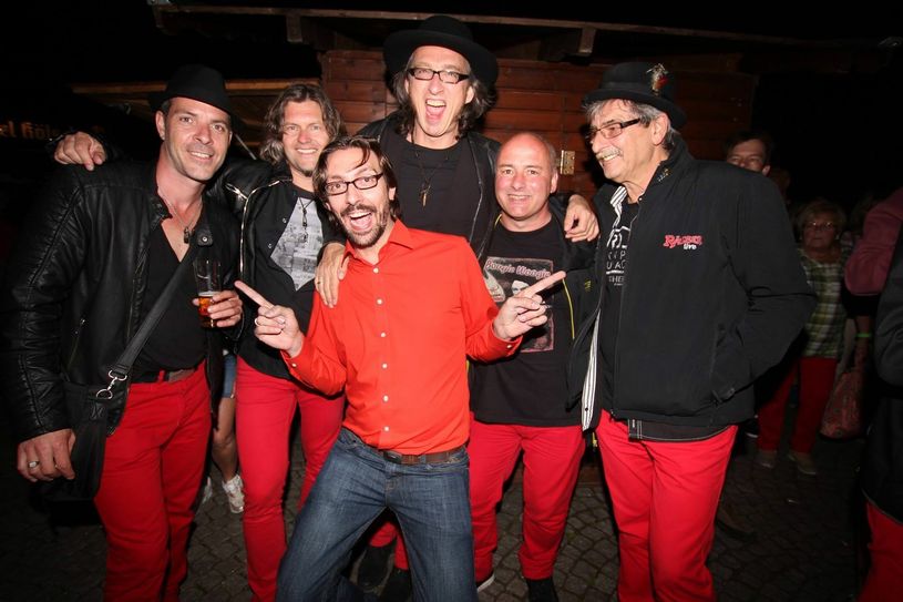 Die "Räuber" und DJ Fosco (hier backstage bei der Sinziger Räuber-Nacht") arbeiten erfolgreich zusammen.