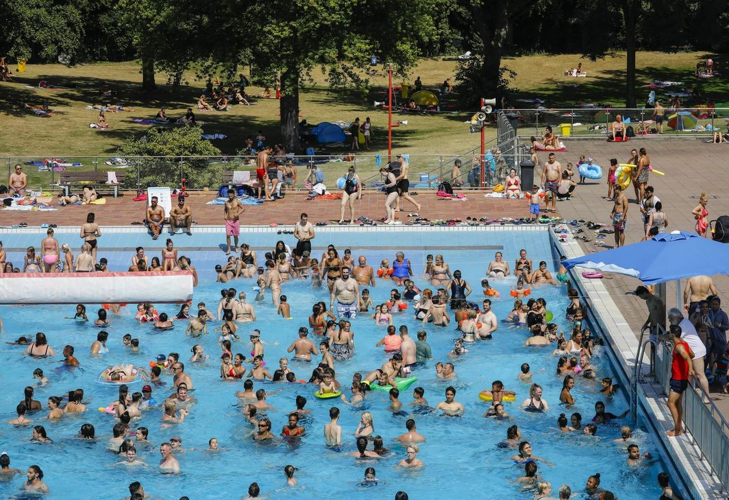Hier kann es schon mal eng werden: Grugabad Essen in der heißesten Woche des Jahres, 7.000 Besucher kühlten sich bei über 40 Grad Sommerhitze im Wasser ab. Foto: Imago images / Rupert Oberhäuser