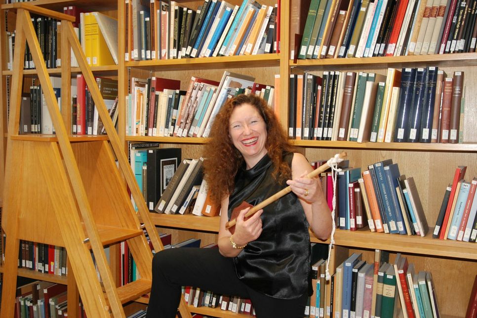 Die Trierer Ägyptologin Heidi Köpp-Junk lässt altägyptische Musik erklingen. Foto: Thiesen