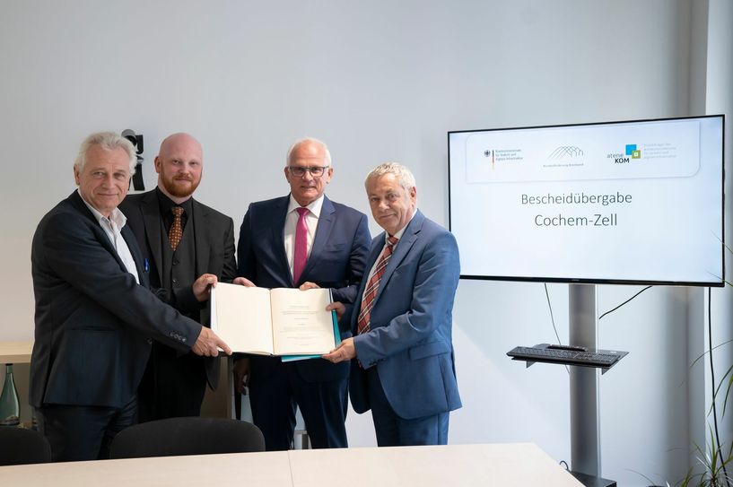 Landrat Manfred Schnur (rechts) nahm gemeinsam mit dem CDU-Bundestagsabgeordneten Peter Bleser (2. v. r.) von Norbert Schuldt (links), Leiter des Referats Breitbandförderung/Gigabit-Investitionsfonds des Bundesministeriums für Verkehr und Infrastruktur, und Tim Brauckmüller, Geschäftsführer von atene-KOM, einen Förderbescheid des Bundes in Höhe von rund 11,3 Millionen Euro entgegen.