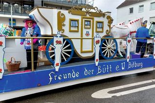 Der närrische Lindwurm zieht am Karnevalssonntag durch die Bitburger Innenstadt.
