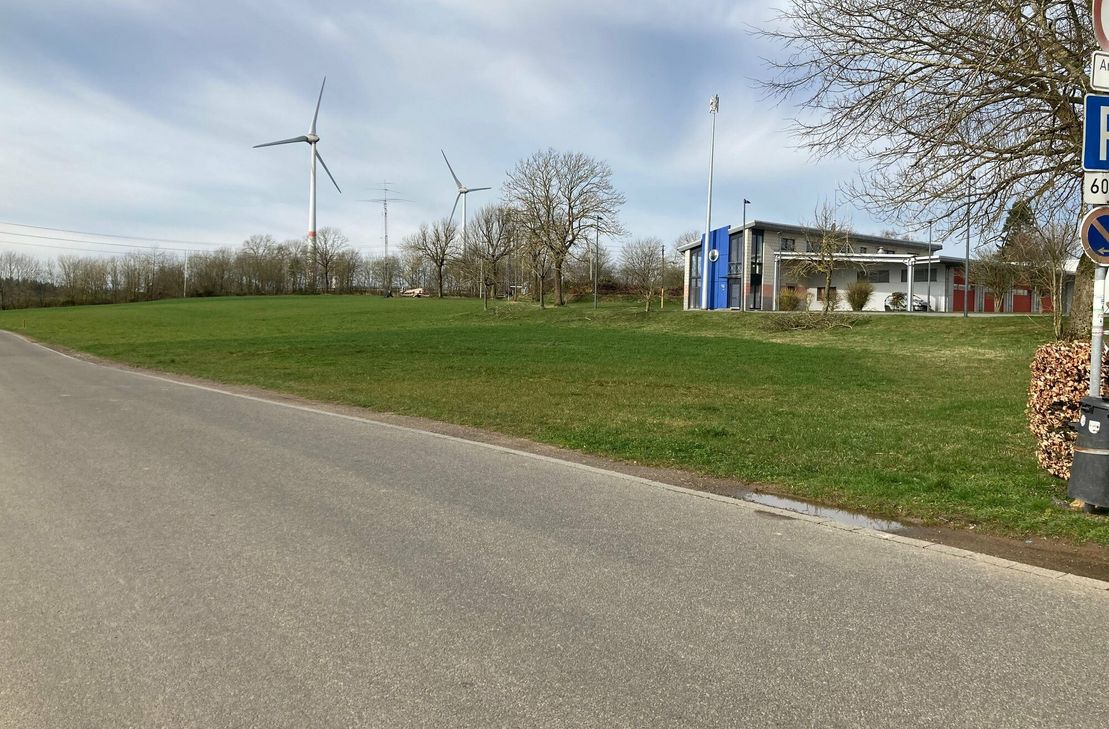 Hinter dem Feuerwehrhaus am Ortseingang könnte ein Bürgerhaus für Schmidt entstehen.