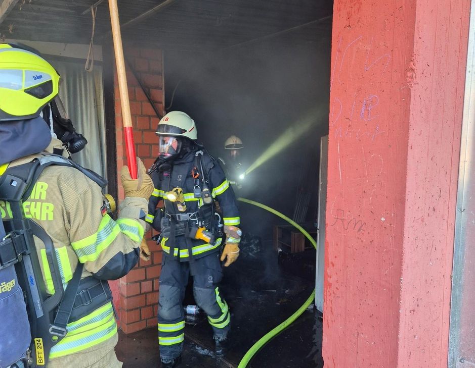 Feuerwehren aus Trier haben am Sonntagmorgen einen Brand in einem Nebengebäude der Grundschule Ruwer gelöscht.