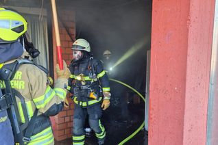 Feuerwehren aus Trier haben am Sonntagmorgen einen Brand in einem Nebengebäude der Grundschule Ruwer gelöscht.