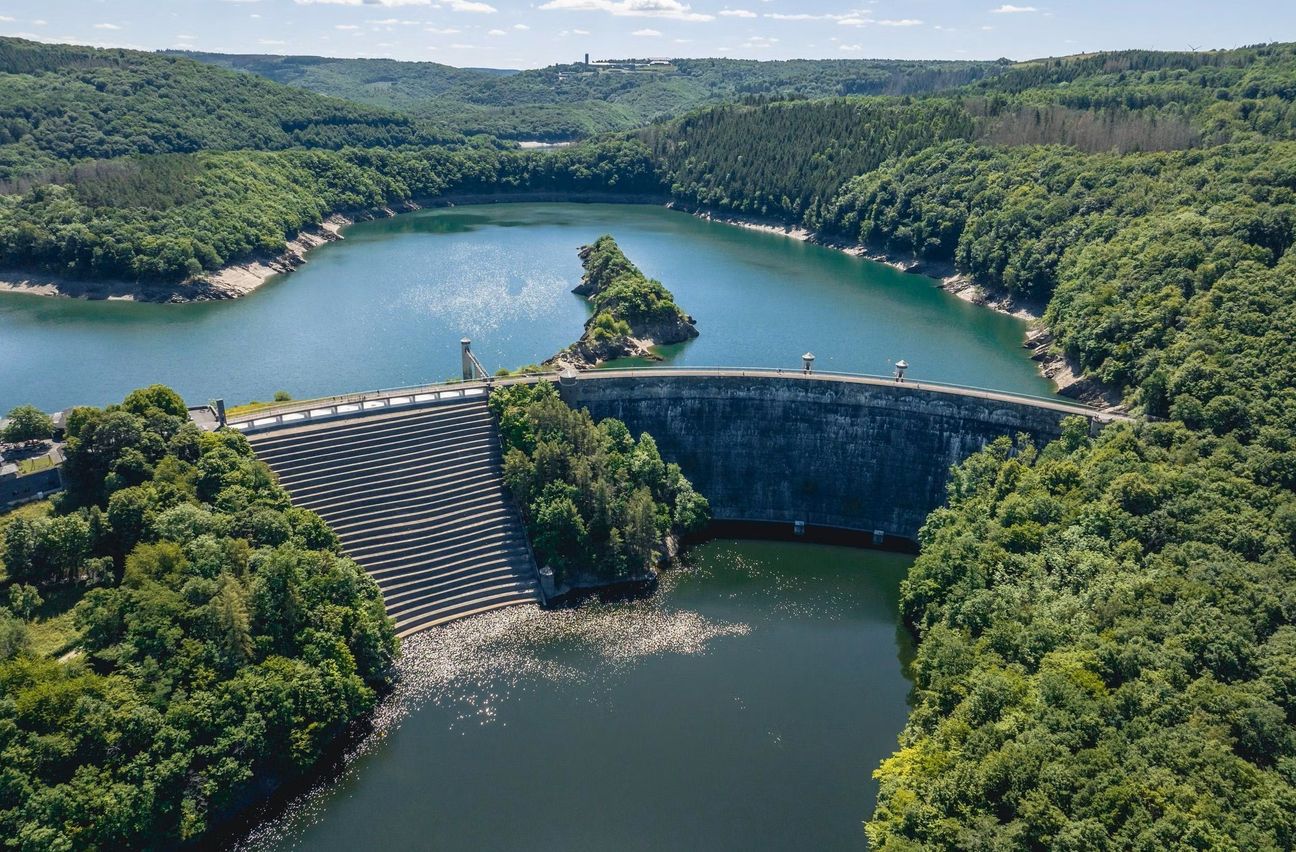 Die Urfttalsperre im Vordergrund, Vogelsang IP am Horizont - zwei Bauwerke, zwei Touristenmagnete.