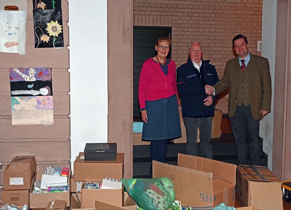 Sabine Hahn überreicht mit Schulleiter Dr. Mario Zeck die zusammengetragenen Hygieneartikel an Herrn Ulrich Mathey (Mitte) zum Weitertransport in die Ukraine.