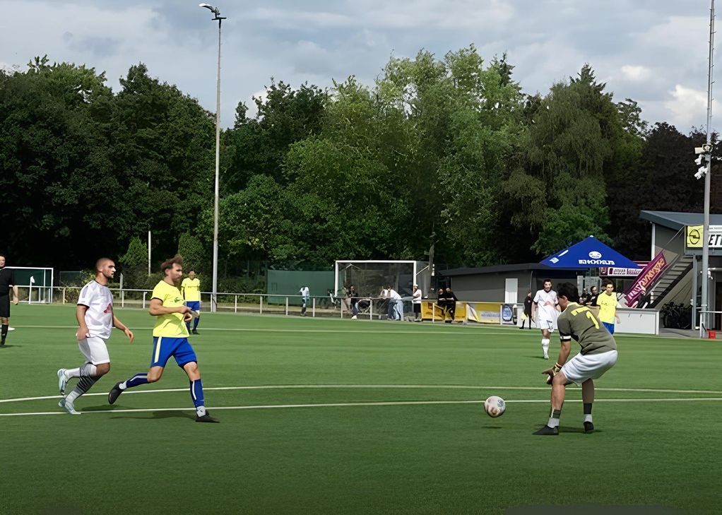 3:2 besiegten die Mendiger (weißes Trikot) den SV Weitersburg in Gelb-Blau.