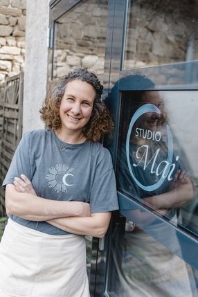 Charlotte Pulm öffnet ihr Studio Mai in Marmagen zum Tag der offenen Töpferei.