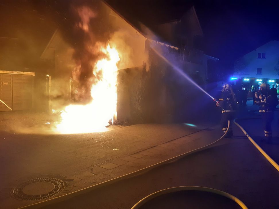 Das schnelle Eingreifen der Einsatzkräfte und günstiger Wind verhinderten das Übergreifen der Flammen auf das benachbarte Wohngebäude.