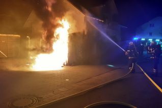 Das schnelle Eingreifen der Einsatzkräfte und günstiger Wind verhinderten das Übergreifen der Flammen auf das benachbarte Wohngebäude.