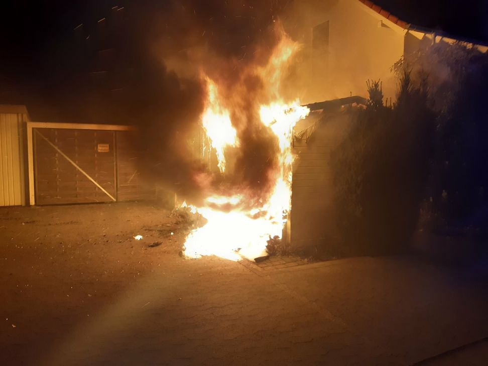Das schnelle Eingreifen der Einsatzkräfte und günstiger Wind verhinderten das Übergreifen der Flammen auf das benachbarte Wohngebäude.