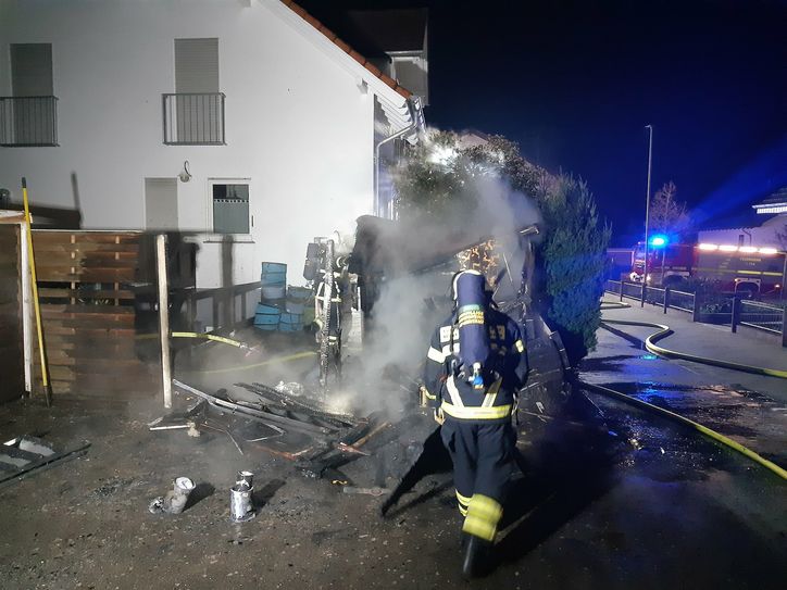 Das schnelle Eingreifen der Einsatzkräfte und günstiger Wind verhinderten das Übergreifen der Flammen auf das benachbarte Wohngebäude.