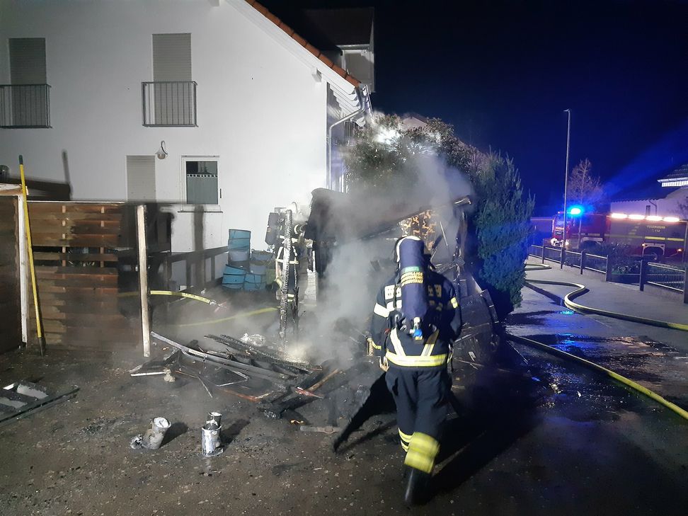 Das schnelle Eingreifen der Einsatzkräfte und günstiger Wind verhinderten das Übergreifen der Flammen auf das benachbarte Wohngebäude.