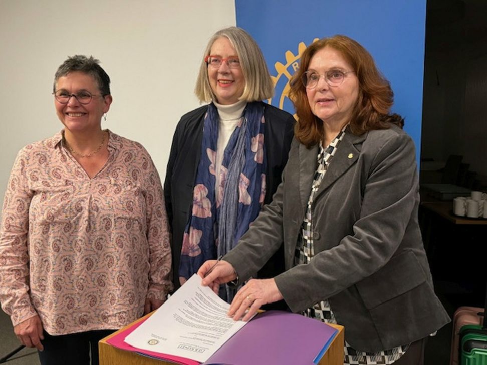 Die Präsidentin des Rotary Clubs Schweich Römische Weinstraße, die Vorsitzende der Gesellschaft für Bildende Kunst Trier e.V. Dr. Gabriele Lohberg und die stellvertretende Vorsitzende Martina Diederich während der Vertragsunterzeichnung. (v.l.)