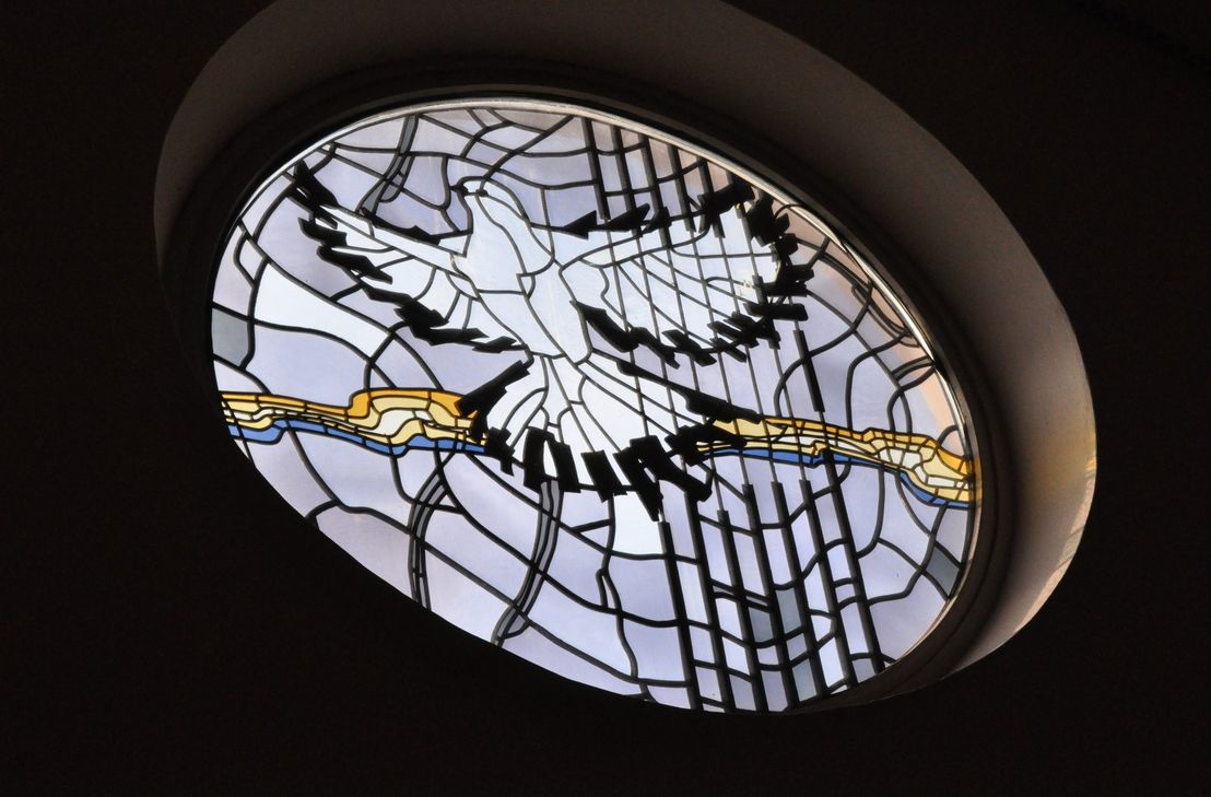 Eine Taube als Friedenssymbol am Eingangsfenster der Wittlicher Synagoge.