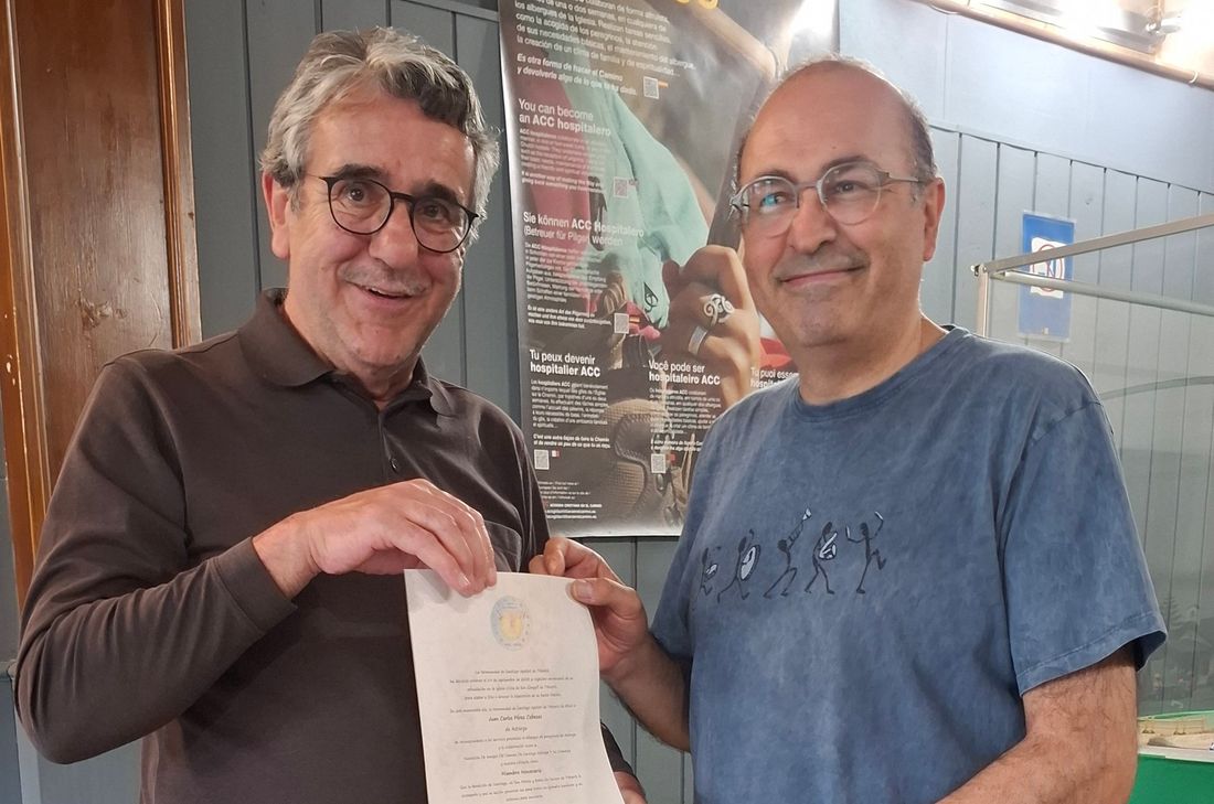 Hubert Schnabel von der SJB Trier (links) übergibt die Urkunde zum Ehrenmitglied an Juan Carlos Pérez Cabezas.