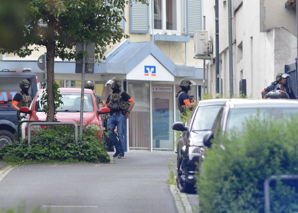 Spezialkräfte der Polizei befreiten zwei eingeschlossene Geisel eines Überfalls in Sinzig. Von den Tätern fehlt jede Spur.