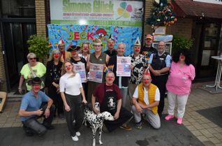 Claus Vinçon (6.v.li.), das Orga-Team für den 11.11. und weitere Gäste sowie in die Planung und Vorbereitung involvierte Menschen,  trafen sich kürzlich zum gemeinsamen Foto vor den Begegnungsort »Simons Glück«