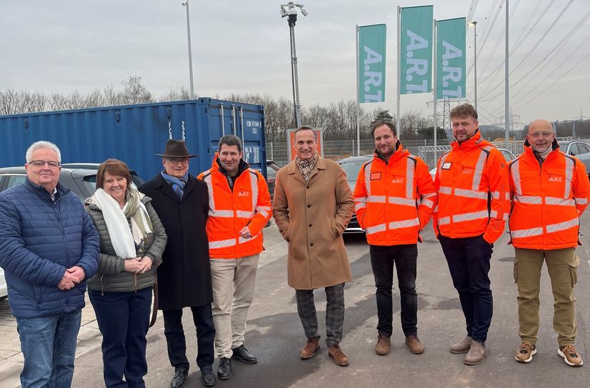 Bürgermeister Joachim Rodenkirch (Mitte) mit den Beigeordneten Harald Fau, Elfriede Meurer und Joachim Gerke sowie Dr. Maximilian Monzel (A.R.T.) und seinem Team am neuen Wertstoffhof in Wittlich.