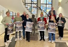 Kooperationspartnerinnen und -partner sowie Sponsoren präsentieren das Plakat zur diesjährigen Jugendschutzkampagne an Karneval