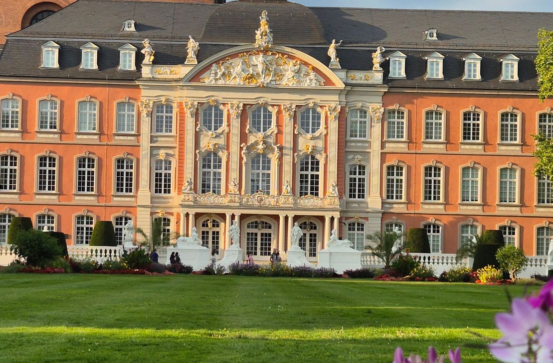 Das Kurfürstliche Palais der Stadt Trier im Palastgarten war im 17. und 18. Jahrhundert Residenz der Fürstbischöfe von Trier.