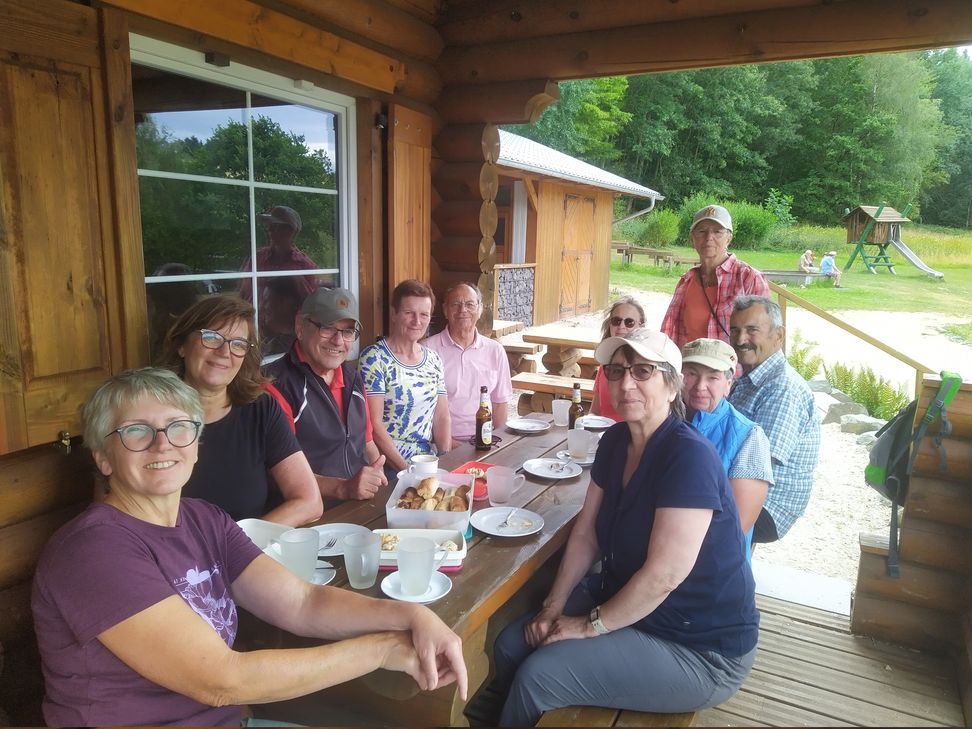 Die Wandergruppe des Ulmener Eifelvereins erholte sich beim abschließenden Picknick sehr schnell von den Strapazen.