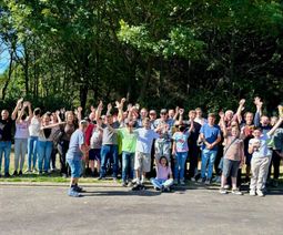 Rund 75 Teilnehmerinnen und Teilnehmer machten sich gemeinsam mit dem SPD-Ortsverein der Verbandsgemeinde Kaisersesch und den Bewohnerinnen und Bewohnern von St. Martin auf den Weg zum Weiher bei Düngenheim.