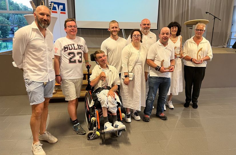 Die Preisträger des Nachhaltigkeitspreises »Eifel hat Zukunft«, auf dem Bild zu sehen mit Oliver Lapp, Vorstand der Raiffeisenbank Eifel eG, zeigen, dass Zusammenhalt in der Eifel ganz groß geschrieben wird.