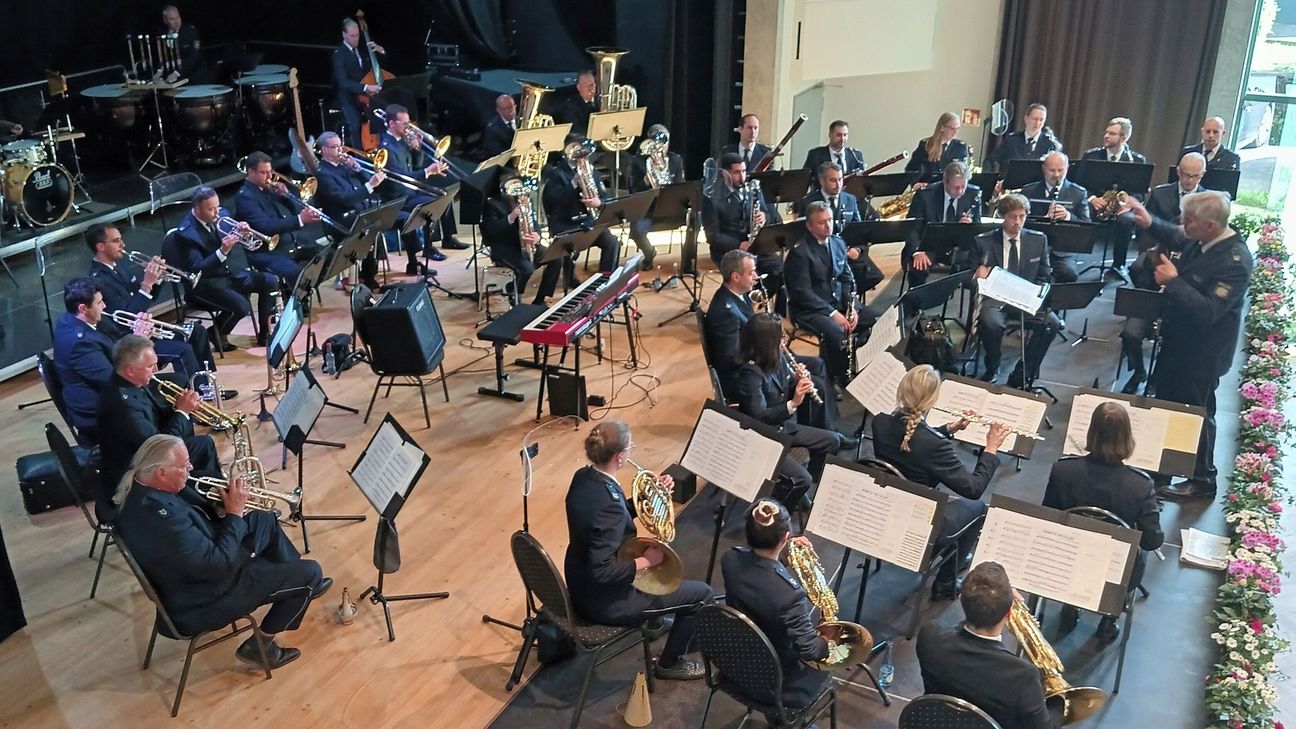 Haben bei bisher 17 Neujahrs- und Frühlingskonzerten schon über 100.000 Euro für die Hilfsgruppe Eifel eingespielt. Das Landespolizeiorchester mit ihrem Dirigenten Scott Lawton.