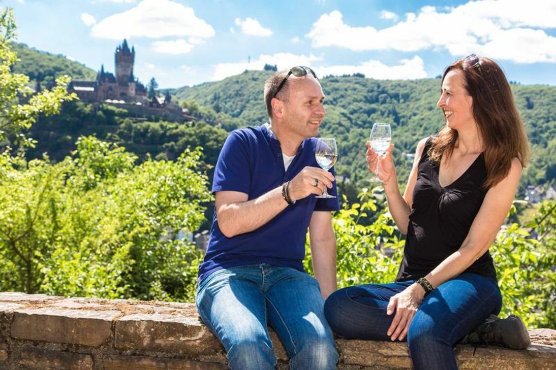 Gegenüber der Reichsburg, direkt in den Weinbergen, findet das Weinlagenfest statt.