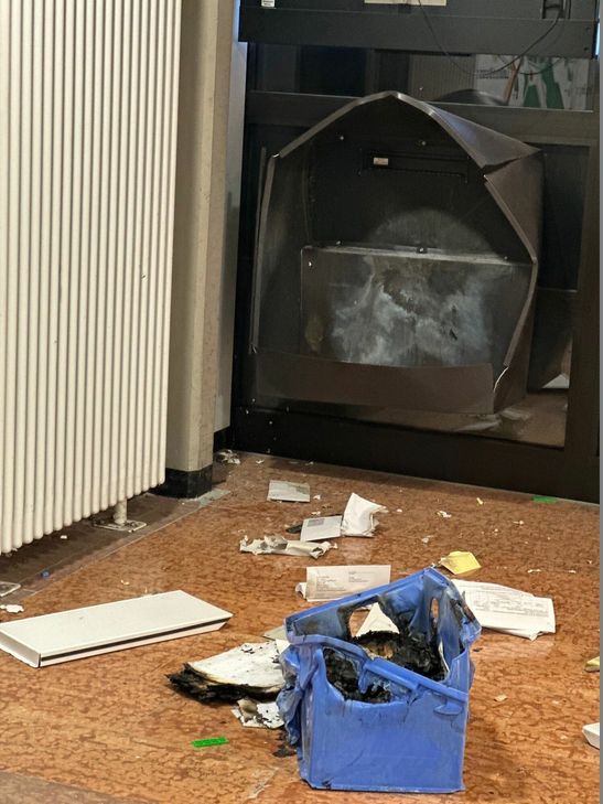 In der Silvesternacht ist der Hausbriefkasten der Kreisverwaltung durch die Explosion eines Feuerwerkskörpers zerstört worden.