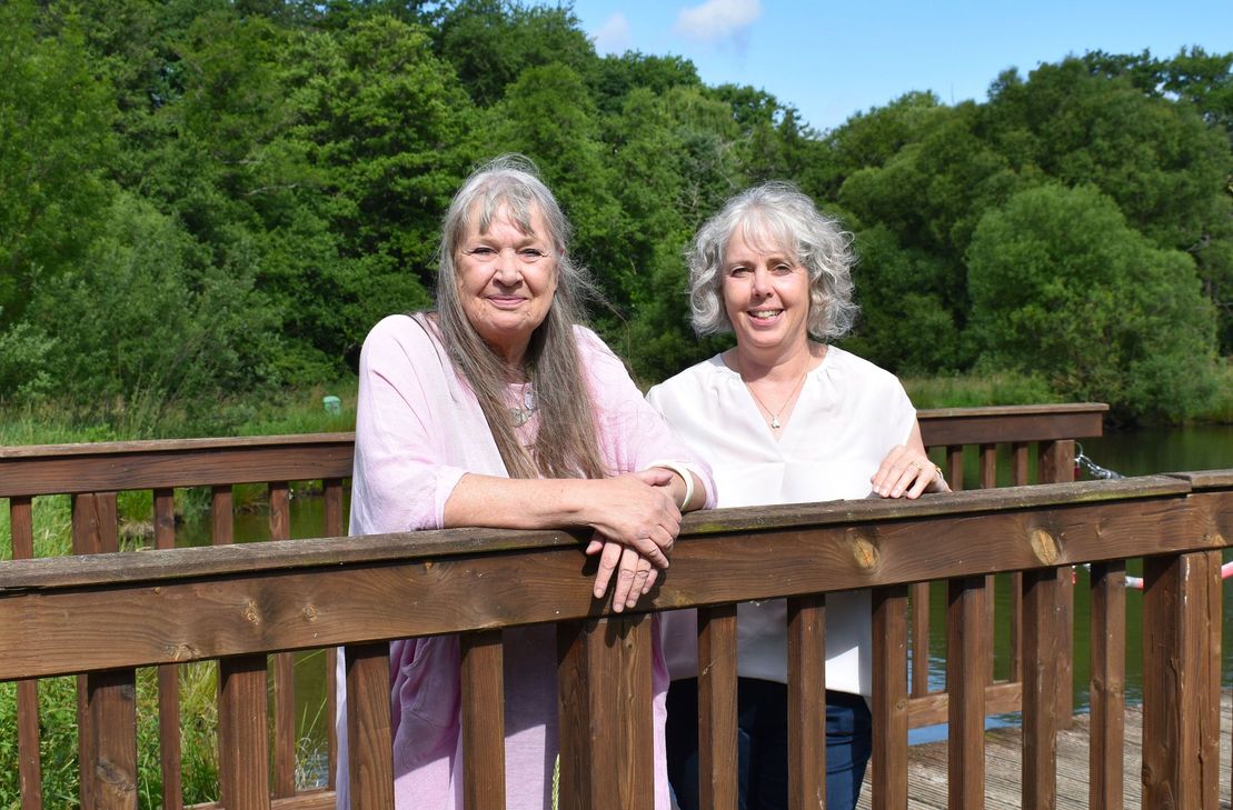 Beate Dahmen (links) mit ihrer Nachfolgerin Eva Glocker am Simmersee. Hier fand die offizielle Verabschiedung der bisherigen Leiterin statt.