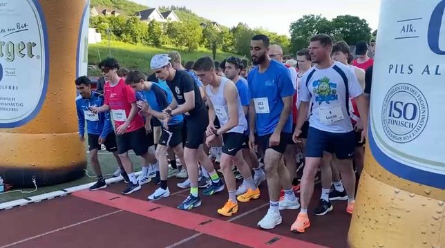 1500 Läuferinnen und Läufer starteten am Abend beim Sparkassen Firmenlauf in Cochem.