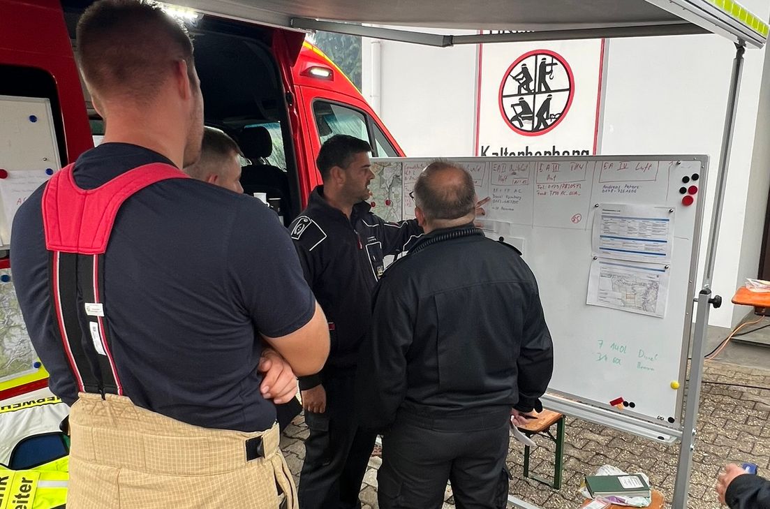 Lagebesprechung mit Einsatzleiter Philipp Krüger am Kalterherberger Feuerwehrhaus.